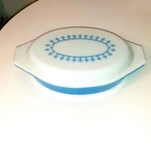 1 Quart Pyrex #19 divided casserole dish and lid